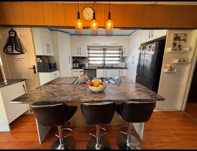 3 BEDROOM HOUSE FOR SALE IN MARTINDALE